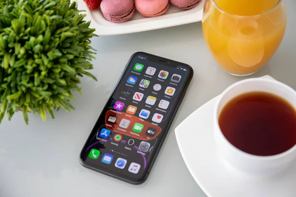 俄罗斯安纳帕 2019年10月1日 Iphone 11与主屏幕Ios 13放在桌上 Iphone 11是由Apple Inc创建和开发的 — 图库照片