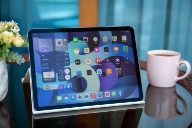 Alanya, Türkiye - 27 Mayıs 2021: iPad Air IOS 14. iPad Apple tarafından yaratıldı ve geliştirildi..