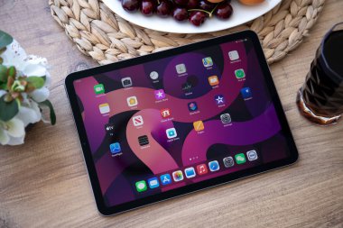Alanya, Türkiye - 2 Haziran 2021: iPad Air IOS 14 ve ana ekranda donanım. iPad Apple tarafından yaratıldı ve geliştirildi.