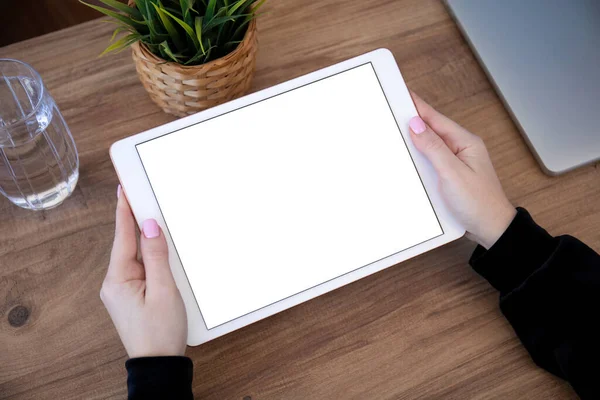 Mãos Masculinas Segurando Tablet Computador Branco Com Tela Isolada Mesa — Fotografia de Stock