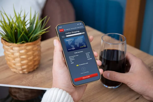 Férfi Kéz Gazdaság Telefon Online Vásárlás Alkalmazás Képernyőn Asztal Felett — Stock Fotó