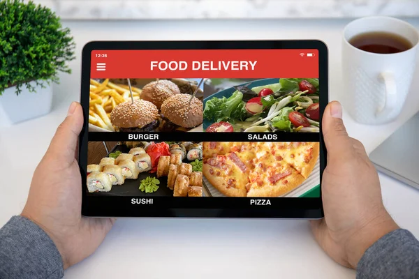 Мужчины Держат Руках Планшет Приложением Доставки Еды Экране Столом Кафе — стоковое фото