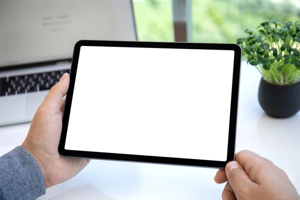 Mężczyzna Ręce Trzymając Komputer Tablet Izolowanym Ekranem Nad Stołem Biurze — Zdjęcie stockowe