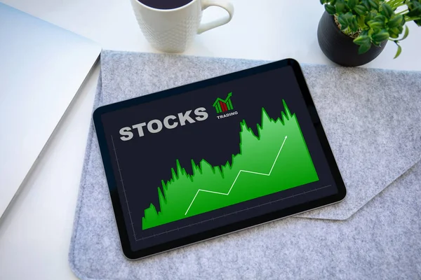Computer Tablet Stocks Trading App Screen Table Office — Stock Photo, Image