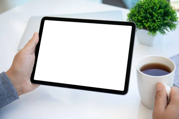 Mãos Masculinas Segurando Tablet Computador Com Tela Isolada Sobre Mesa — Fotografia de Stock