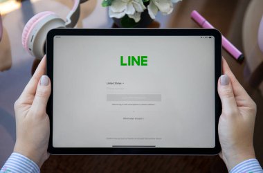 Alanya, Türkiye - 27 Mayıs 2021: Kadın el ele tutuşan iPad Air Space Gray ve sosyal ağ hizmeti hattı ekranda.