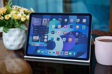 Alanya, Türkiye - 27 Mayıs 2021: iPad Air IOS 14. iPad Apple tarafından yaratıldı ve geliştirildi..