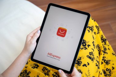 Alanya, Türkiye - 27 Mayıs 2021: Kadın el ele tutuşan iPad Air Gray ile İnternet alışveriş servisi Aliexpress ekranda.
