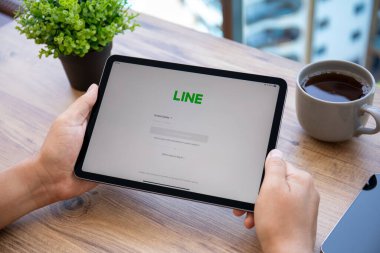 Alanya, Türkiye - 7 Temmuz 2021: İnsan eli iPad Air Space Gray ile sosyal ağ servis hattı ekranda.