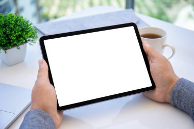 erkek el bilgisayarı tableti ofis masasının üzerinde izole ekran ile