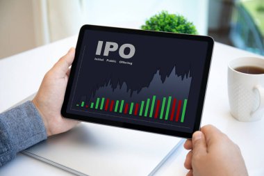 IPO hisse senedi uygulamalı bilgisayar tabletini elinde tutan erkek elleri kafedeki ekranda satın alma uygulaması 