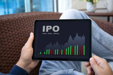 IPO hisse senedi uygulaması ekrana yansıyan bilgisayar tabletini tutan erkek elleri 
