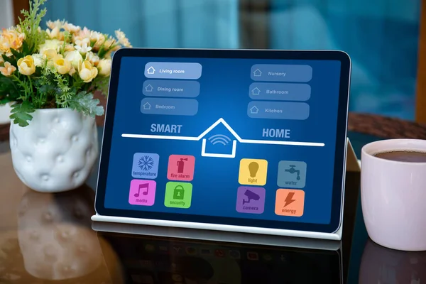 家中屏幕上有应用程序智能家庭的计算机平板电脑 — 图库照片