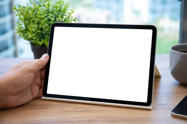 Mão Masculina Segurando Tablet Computador Com Tela Isolada Sobre Mesa — Fotografia de Stock