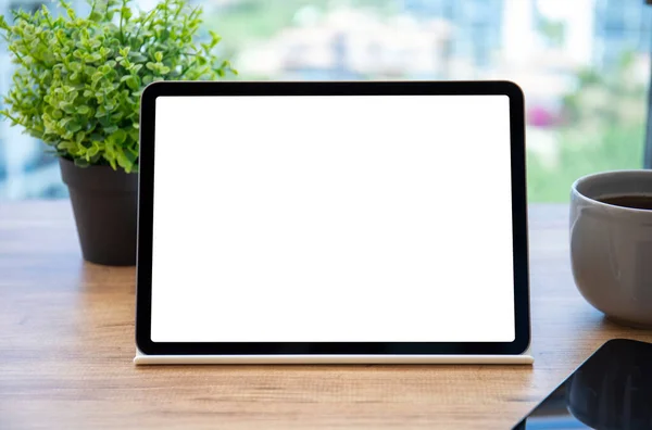 Ofisteki Masadaki Izole Ekran Tableti — Stok fotoğraf