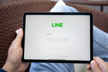 Alanya, Türkiye - 12 Mayıs 2021: İnsan eliyle tutulan iPad Air Space Gray ile sosyal ağ servis hattı ekranda