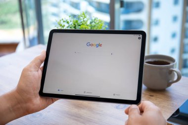 Alanya, Türkiye - 7 Temmuz 2021: Ekranda sosyal ağ hizmeti Google ile iPad Air Space Gray 'i tutan adam.