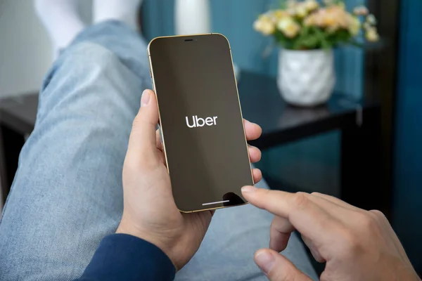 Alanya トルコ 2021年1月8日 男の手は 画面上のアプリケーションタクシーのUberでIphone Proのマックスゴールドを保持 — ストック写真