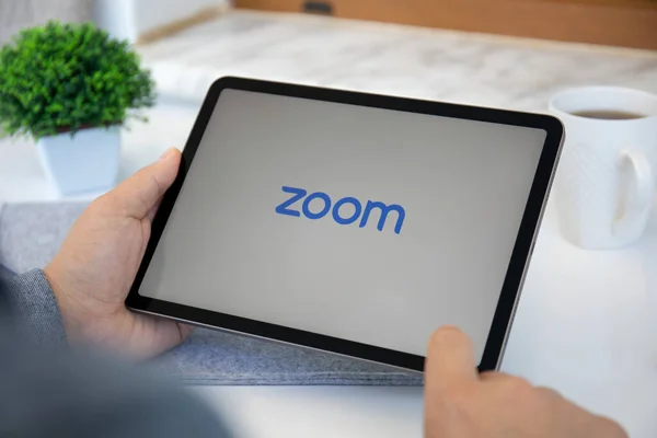 トルコのAlanya 2021年5月11日 Zoom Video Communicationsアプリケーションを呼び出すと 男の手はAppleのIpadのエアスペースグレーを保持します — ストック写真