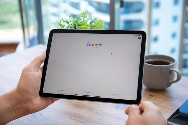 Alanya Turkey July 2021 Man Holding Ipad Air Space Gray — Stock Photo, Image