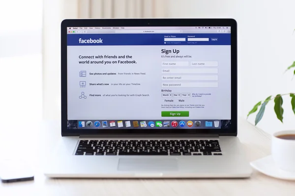 Laptop macbook pro netvlies met site facebook op het scherm is op — Stockfoto