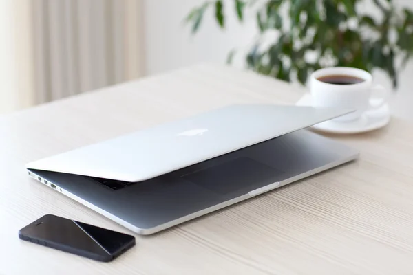 Simferopol Augustus 2014 Macbook Pro Laptop Apple Bedrijf Het Nieuwste — Stockfoto