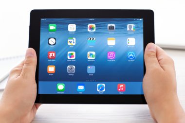 SIMFEROPOL - 19 Eylül 2014: iOS 8 'i gösteren Apple iPad. iOS 8 mobil işletim sistemi Apple Inc. tarafından tasarlanmıştır..