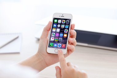 SIMFEROPOL - 19 Eylül 2014: iOS 8 'i gösteren Apple iPhone 5S. iOS 8 mobil işletim sistemi Apple Inc. tarafından tasarlanmıştır..