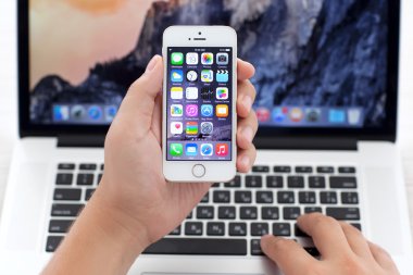 SIMFEROPOL - 19 Eylül 2014: iOS 8 'i gösteren Apple iPhone 5S. iOS 8 mobil işletim sistemi Apple Inc. tarafından tasarlanmıştır..