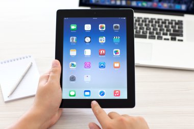 SIMFEROPOL - 19 Eylül 2014: iOS 8 'i gösteren Apple iPad. iOS 8 mobil işletim sistemi Apple Inc. tarafından tasarlanmıştır..