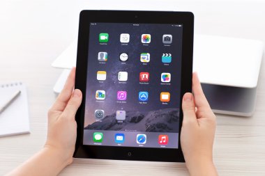 SIMFEROPOL - 19 Eylül 2014: iOS 8 'i gösteren Apple iPad. iOS 8 mobil işletim sistemi Apple Inc. tarafından tasarlanmıştır..