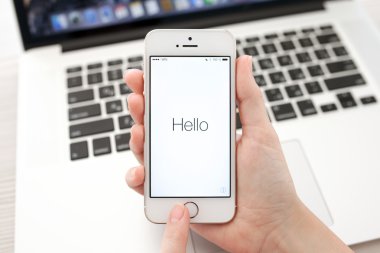 SIMFEROPOL - 19 Eylül 2014: iOS 8 'i gösteren Apple iPhone 5S. iOS 8 mobil işletim sistemi Apple Inc. tarafından tasarlanmıştır..