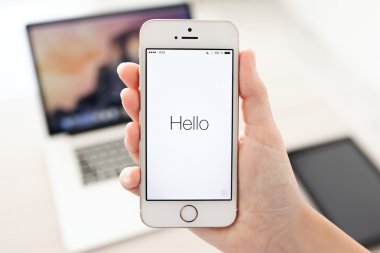 SIMFEROPOL - 19 Eylül 2014: iOS 8 'i gösteren Apple iPhone 5S. iOS 8 mobil işletim sistemi Apple Inc. tarafından tasarlanmıştır..
