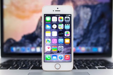 SIMFEROPOL - 19 Eylül 2014: iOS 8 'i gösteren Apple iPhone 5S. iOS 8 mobil işletim sistemi Apple Inc. tarafından tasarlanmıştır..
