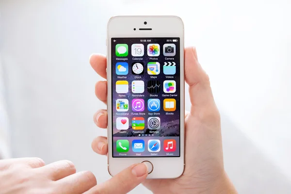 Simferopol 2014年9月19日 Apple Iphone 5S展示Ios 8自制版 苹果公司设计的Ios 8移动操作系统将于2014年9月17日推出 — 图库照片