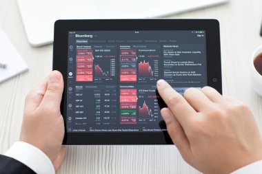 iPad app bloomberg elinde bir işadamı ile