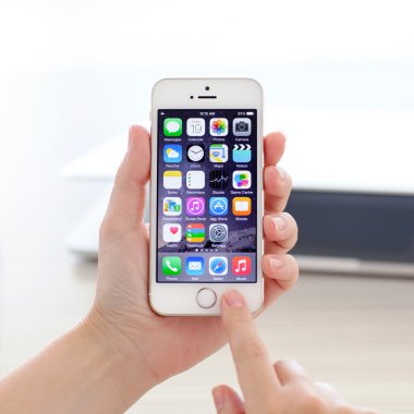 SIMFEROPOL - 19 Eylül 2014: iOS 8 'i gösteren Apple iPhone 5S. iOS 8 mobil işletim sistemi Apple Inc. tarafından tasarlanmıştır..