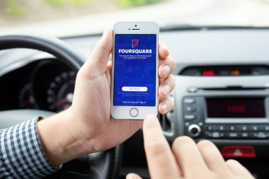 Şoför arabayı elinde oturaklı app iPhone 5'ler