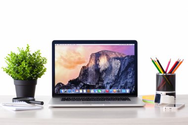 MacBook osx yosemite masanın üstünde belgili tanımlık perde ile