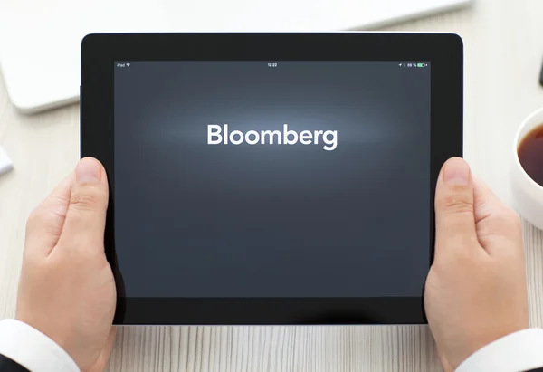 IPad con app Bloomberg nelle mani di un uomo d'affari — Foto Stock