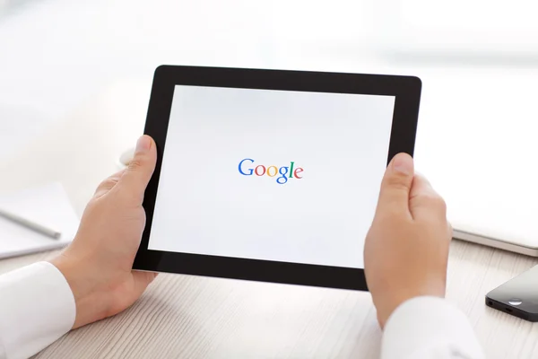 IPad กับแอพ Google ในมือของผู้ชาย — ภาพถ่ายสต็อก