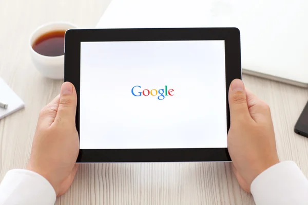 IPad met app google in de handen van mannen — Stockfoto