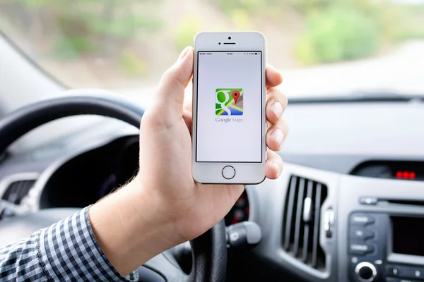 IPhone 5s with Google Maps in the hand of driver — Stock Photo, Image