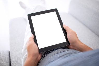 bir tablet ile izole perde tutan adam