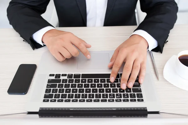 Geschäftsmann tippt im Büro auf Laptop — Stockfoto