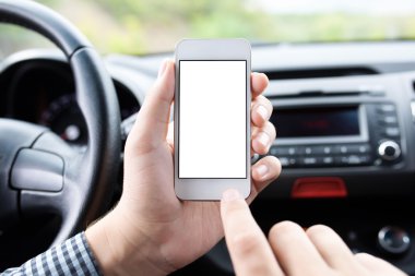 telefon ile izole perde tutarak araba sürücüsü 