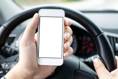 telefon ile izole perde tutarak araba sürücüsü 