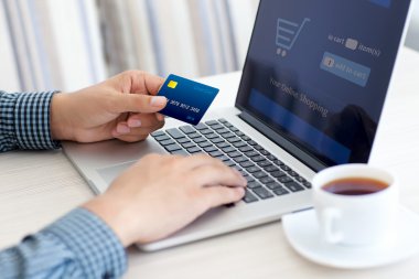 kredi kartı laptop ile online alışveriş yapan erkek