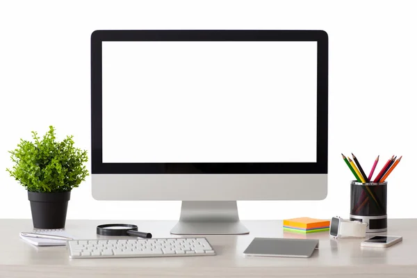 Komputer z ekranem na białym tle stoi na stole — Zdjęcie stockowe