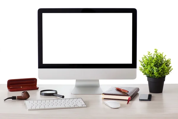 Computer met geïsoleerde scherm staat op de tafel — Stockfoto